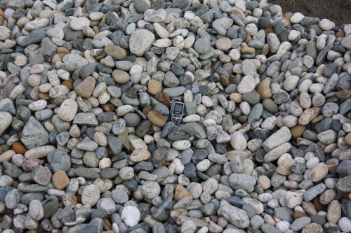  Галька речная окат (ассорти) фр. 50-100 мм. купить   в Москве галька природная округлая серая белая черная серая коричневая синяя галька речная окатанная округлая 5000 руб/т   фото 