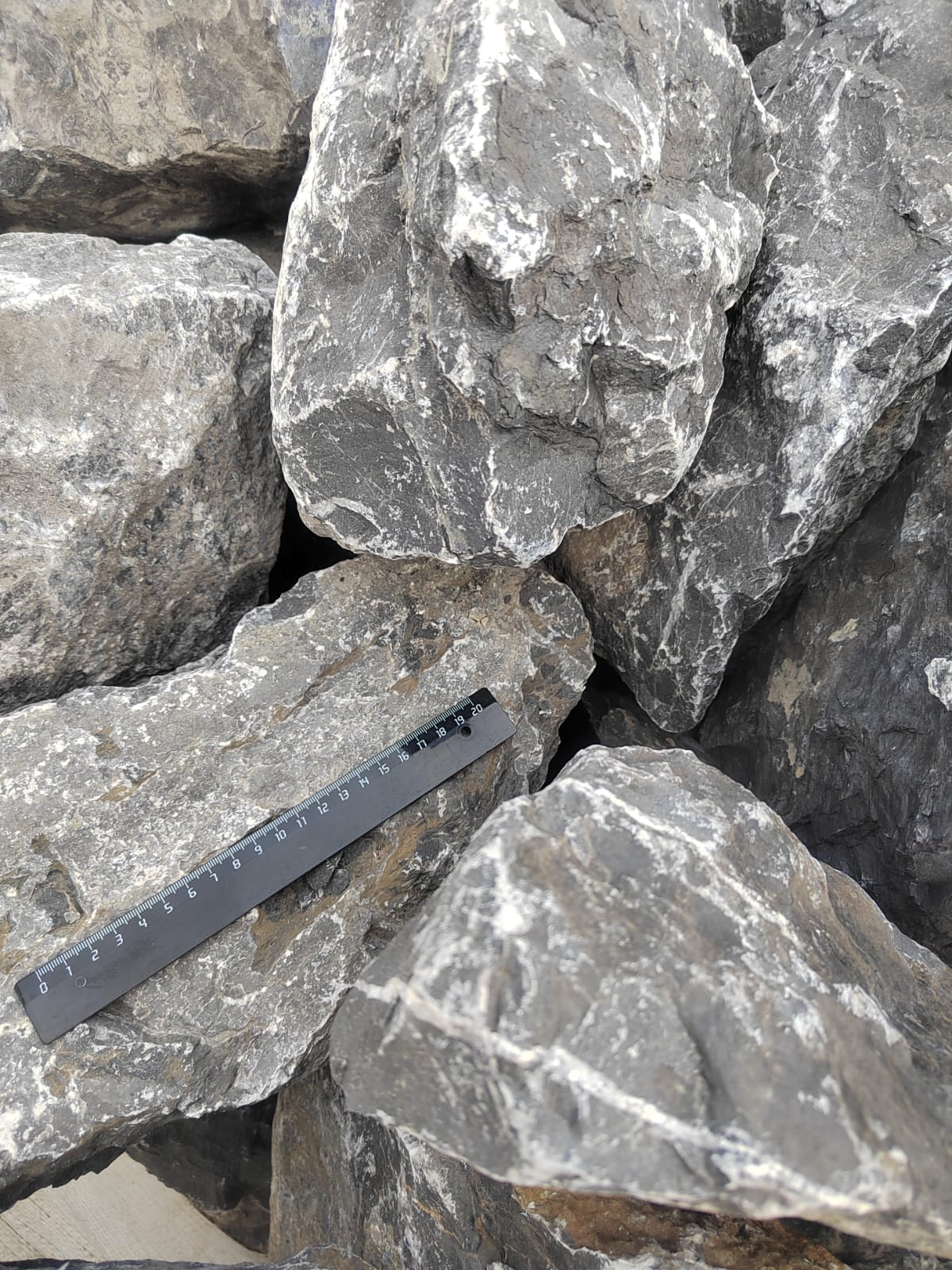  Черный мрамор скальник фр. 100-500 мм.  купить в Москве мрамор черный белый серый крупный колотый валун ландшафтный 9000 руб/т   фото 