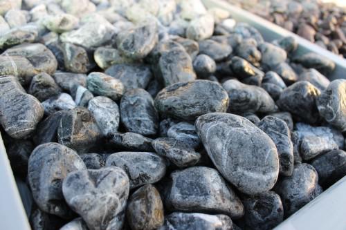  Черная галька (щебень галтованный черный мрамор) фр.20-40 мм.  купить  в Москве мрамор черный с белыми прожилками мрамор окатанный округлый 13500 руб/т   фото 