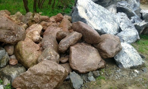  Конгломераты фр. 300-1000 мм.  купить в Москве кварц мрамор диабаз коричневый, серый зеленоватый речной валун крупный 6500 руб/т   фото 