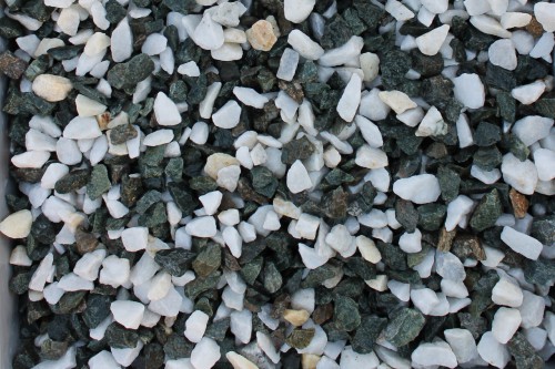  Мраморная крошка (щебень крошка микс: белый-зеленый-розовый) фр. 10-20 мм.  купить  в Москве мрамор белый, зеленый, розовый декоративный ландшафтный колотый щебень 9500 руб/т   фото 
