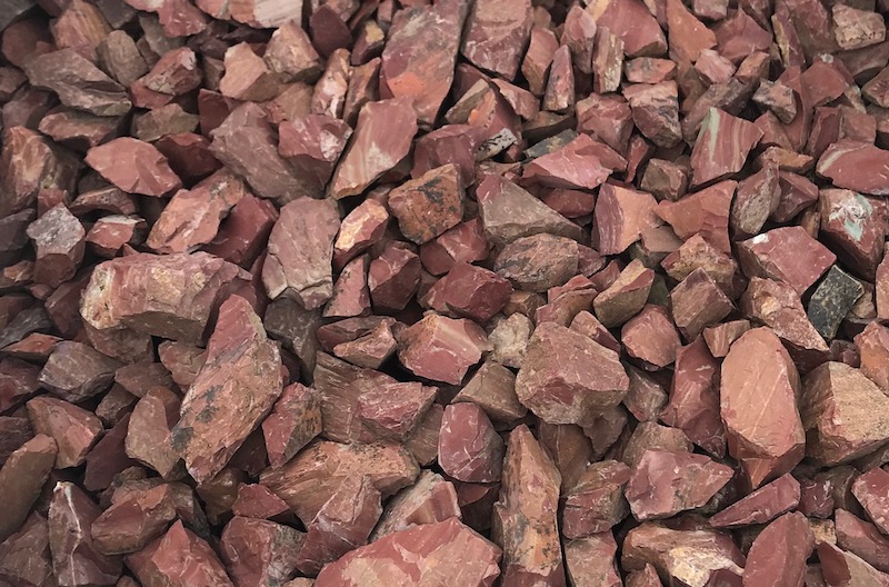  Щебень крошка красный (ЯШМА) фр. 20-40 мм.  купить  в Москве яшма красный, бордовый декоративный ландшафтный щебень 6 600 руб/т   фото 