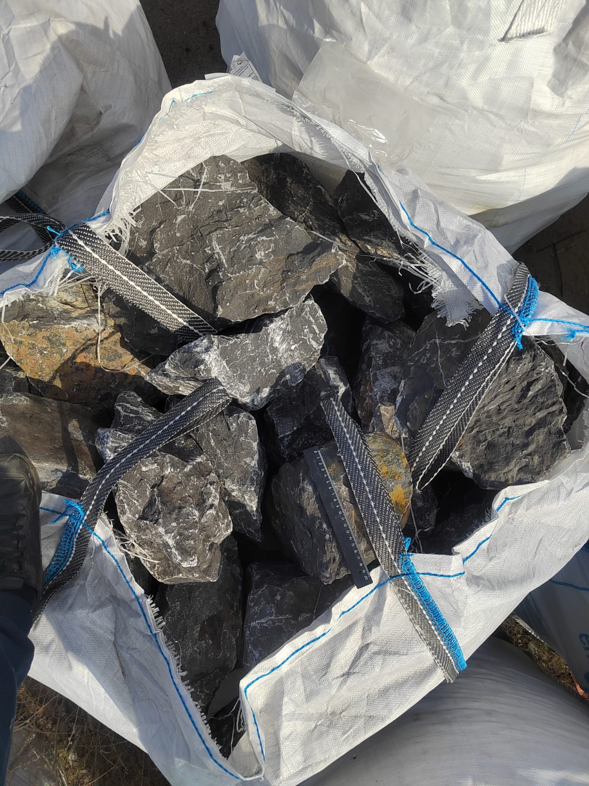  Черный мрамор скальник фр. 100-500 мм.  купить в Москве мрамор черный белый серый крупный колотый валун ландшафтный 9000 руб/т   фото 