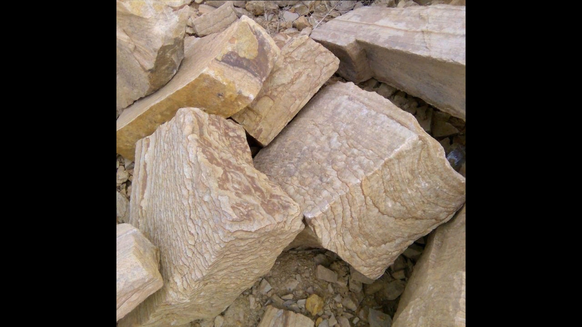 Песчаник пластушка желтый с рисунком (4-6 см)  купить  в Москве плитняк пластушка желтый с рисунком песчаник 9 000 руб/м3   фото 