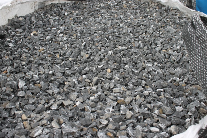  Щебень крошка черный (мрамор) фр. 20-40 мм.  купить  в Москве мрамор черный с белыми прожилками мраморная каменная крошка 9000 руб/т   фото 