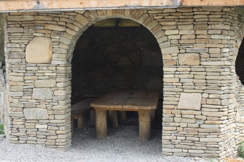  Песчаник для строительства и кладки блочный (фр 100-200 мм)  купить  в Москве песчаник бежевый серый рыжий валун мелкий для строительства песчаник 6500 руб/т   фото 