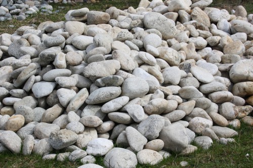  Бело-серый валунчик фр.100-300 мм.  купить в Москве крупный камень для ландшафта серый, белый бело-серый валун крупная галька 4500 руб/т   фото 