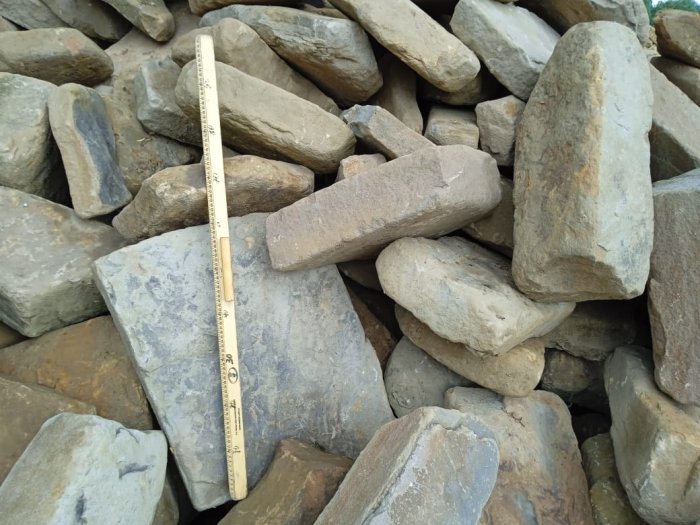  Песчаник для мощения дорожек, площадок, парковок ( фр 5-10 см)  купить  в Москве песчаник  серый желтый коричневый рыжий песчаник оголтованный окатанный 6500 руб/т   фото 