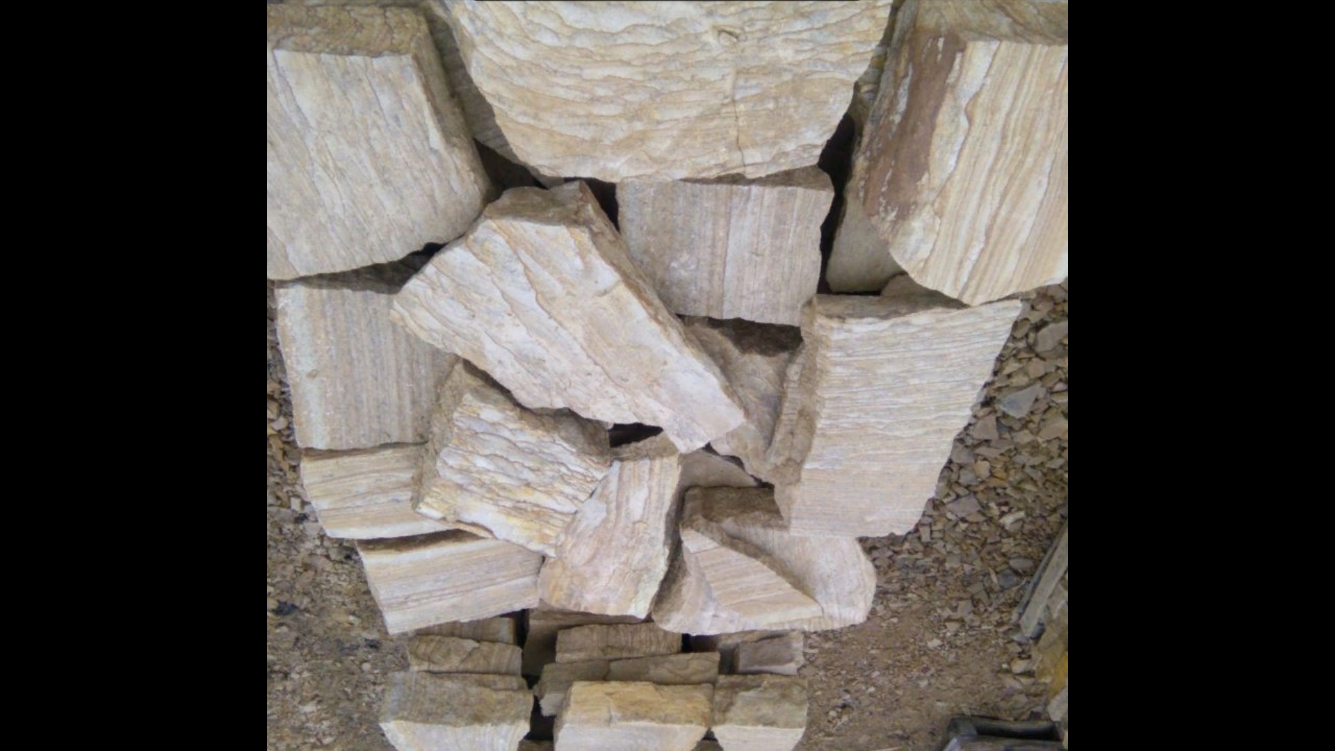 Песчаник пластушка желтый с рисунком (4-6 см)  купить  в Москве плитняк пластушка желтый с рисунком песчаник 9 000 руб/м3   фото 