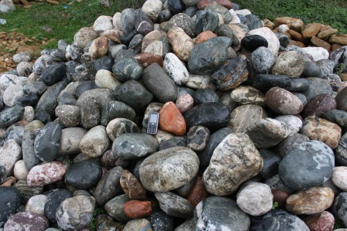  Ландшафтные валунчики фр.100-500 мм.  купить в Москве крупный природный камень серый, темно-серый, светло-серый речной валун крупный 4800 руб/т   фото 