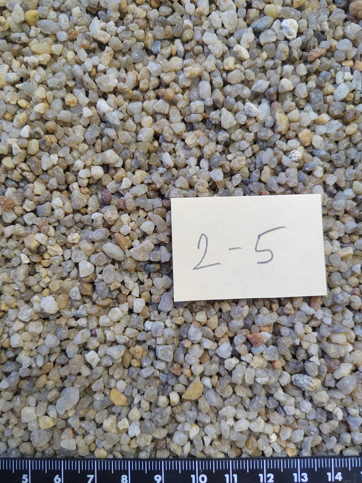 Кварцевый песок для площадок фр. 2-5 мм.  купить в Москве фото 