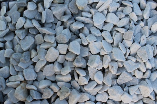  Галька белая мраморная (щебень галтованный белый), фр.20-40 мм.  купить  в Москве мрамор белый бежевый молочный мраморный щебень декоративный 14500 руб/т   фото 