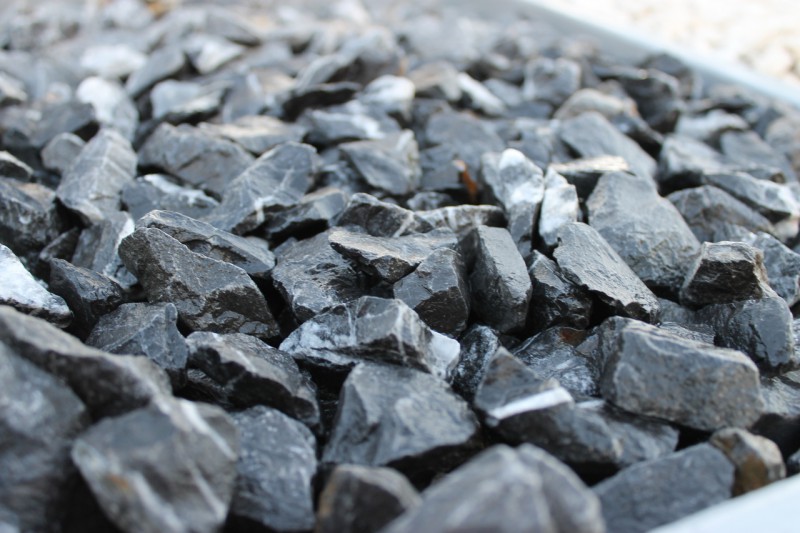  Щебень крошка черный (мрамор) фр. 20-40 мм.  купить  в Москве мрамор черный с белыми прожилками мраморная каменная крошка 9000 руб/т   фото 