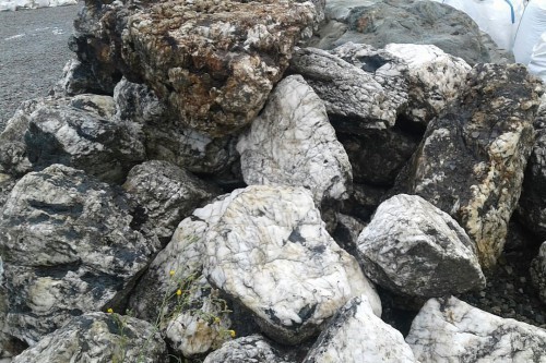  Черный гранит - кварцит фр. 100-500 мм.  купить в Москве мрамор гранит черный с белыми прожилками, серый, белый валун скальный колотый 7000 руб/т   фото 