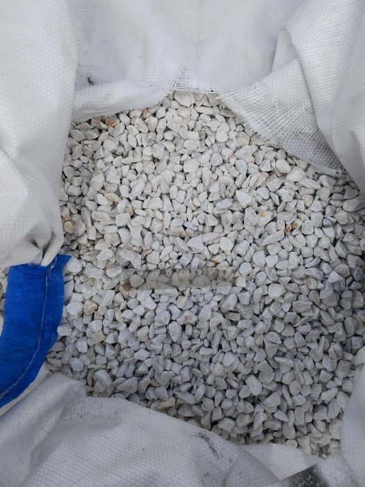  Мраморная крошка, щебень, цвет-белый, фр. 10-20 мм.  купить  в Москве мрамор белый, молочный айвори каменная ландшафтная декоративная крошка шебня 9500 руб/т   фото 