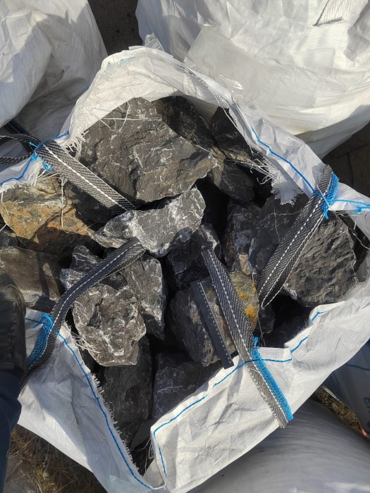 Черный мрамор скальник фр. 100-500 мм.  купить в Москве мрамор черный белый серый крупный колотый валун ландшафтный 9000 руб/т   фото 