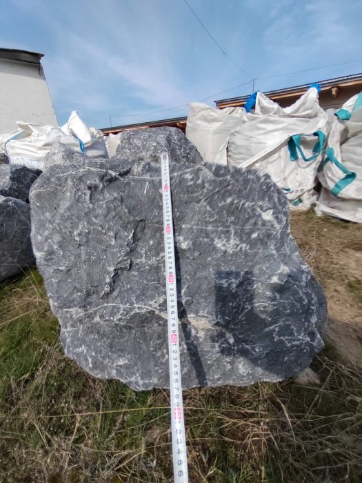 Черный мрамор скальник фр. 1000-1500 мм.  купить в Москве мрамор черный белый серый крупный колотый валун ландшафтный 9000 руб/т   фото 