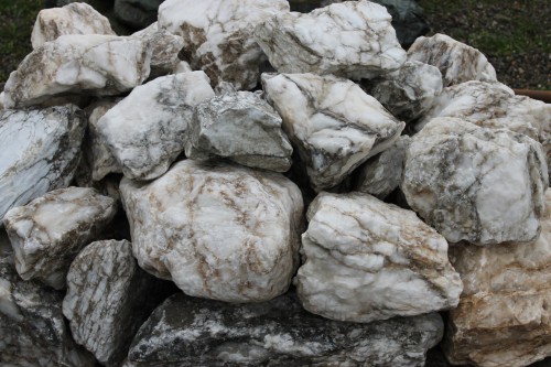 Мраморизированный известняк фр. 100-500 мм.  купить в Москве известняк серый белый темно-серый сероватый валун природного образования окатанный 7 500 руб/т   фото 