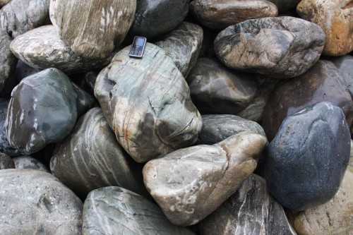  Речной валун Кабанчик фр.300-500 мм.  купить в Москве крупный природный камень галька серый, темно-серый речной валун галечник масштабный 7000 руб/т   фото 