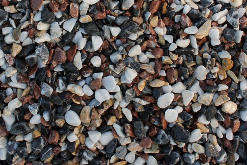 Микс мраморной гальки (щебень галтованный микс:белый-черный-розовый-медовый) фр.10-20 мм.  купить  в Москве мрамор белый, медовый, черный, розовый мраморный декоративный ландшафтный окатанный округлый галтованный щебень 14500 руб/т   фото 