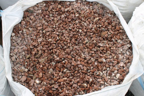  Мраморная крошка (щебень крошка розовый) фр. 20-40 мм.  купить  в Москве мрамор розовый, красный мраморная крошка декоративная 7700 руб/т   фото 