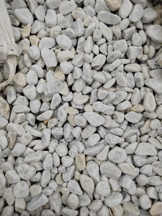 Белая галька мраморная (щебень галтованный белый) фр.40-70 мм.  купить  в Москве мрамор белый молочный айвори окатанный округлый природный камень 15000 руб/т   фото 