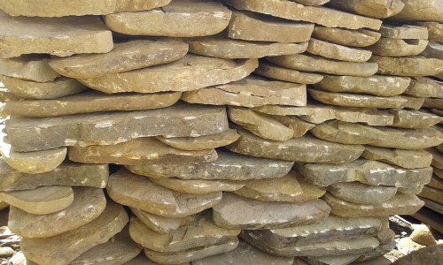 Песчаник колотый для облицовки (фр. 2-3 см)  купить  в Москве песчаник бежевый серый рыжий песчаник строительный 5000 руб/т   фото 