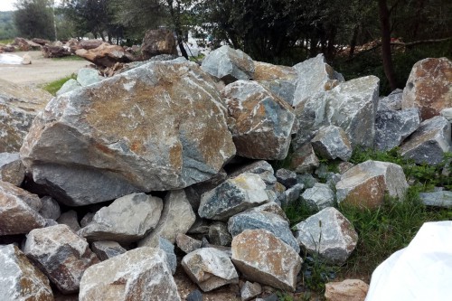 Гранит скальник (серо-зеленый) фр. 500-1500 мм.  купить в Москве гранит мрамор  серый зеленый темно-серый глыба скальная колотая ландшафтная 7 500 руб/т   фото 