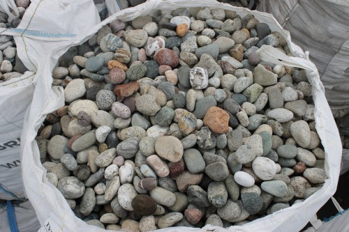 Галька окат (цветная картошка) фр. 50-100 мм. купить   в Москве галька природная окатанная серый белый цветной синий темно-серый коричневый округлый галечник окатанный 4500 руб/т   фото 