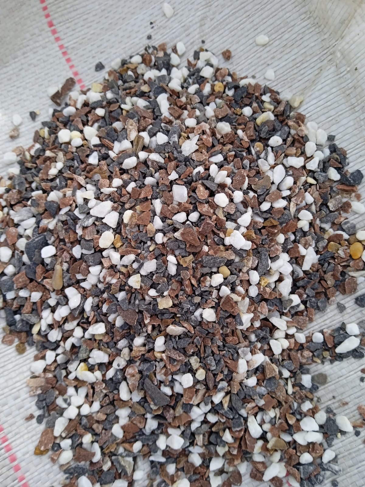  Мраморная галька (щебень галтованный микс:белый-черный-розовый-медовый) фр.5-10 мм.  купить  в Москве мрамор белый, медовый, черный, розовый мраморный галтованный щебень декоративный ландшафтный 14500 руб/т   фото 