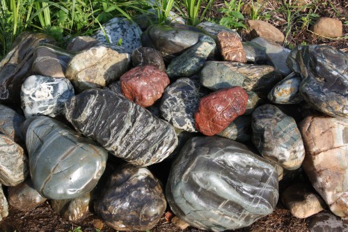 Ландшафтные валунчики фр.100-500 мм.  купить в Москве крупный природный камень серый, темно-серый, светло-серый речной валун крупный 4800 руб/т   фото 