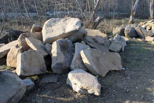 Песчаник плиты - плахи - пошаговые дорожки (фр. 70-150 мм)  купить  в Москве песчаник серый бежевый желтый зеленый колотый песчаник строительный 6500 руб/т   фото 