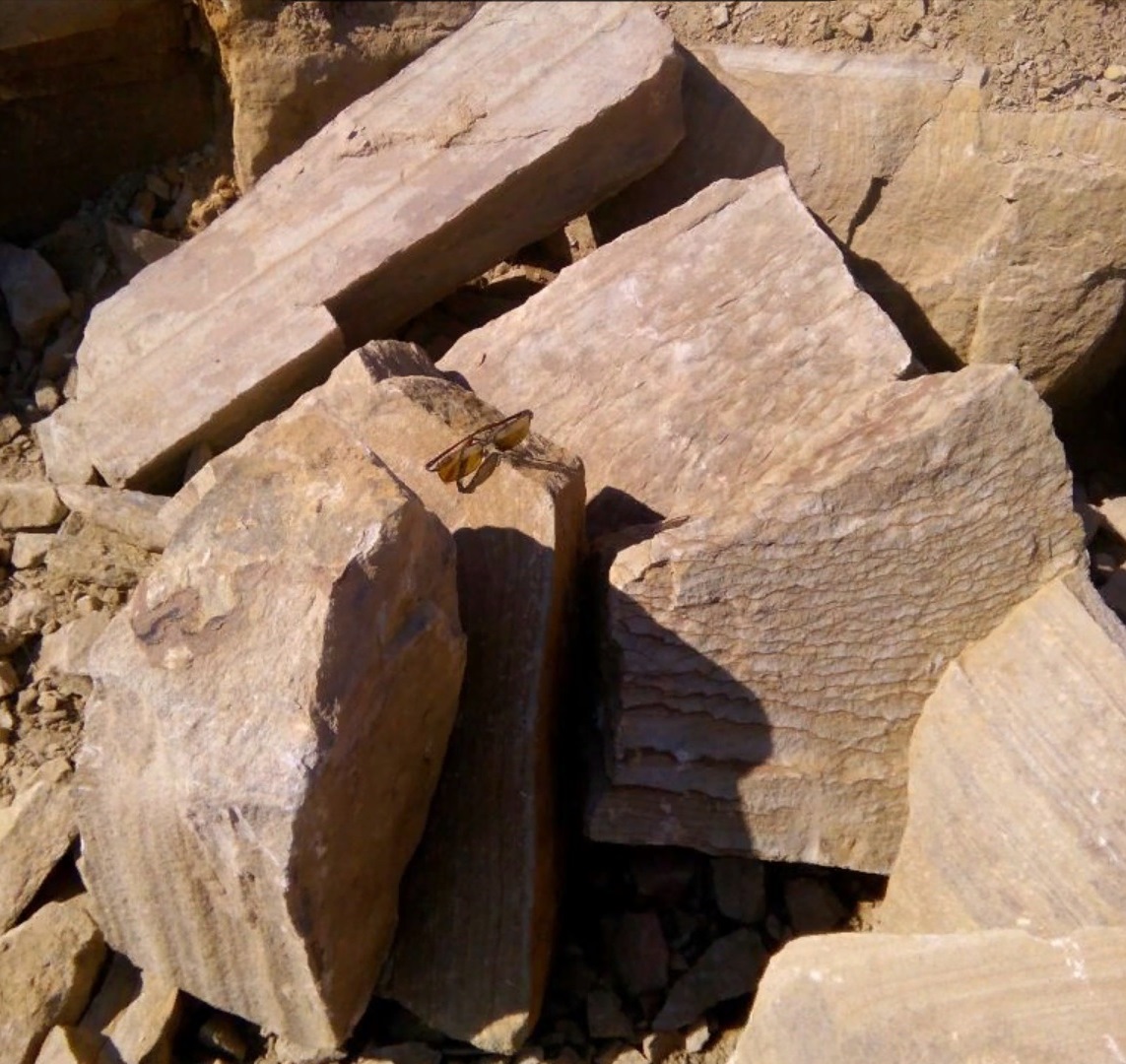 Песчаник пластушка желтый с рисунком (7-15 см)  купить  в Москве плитняк - пластушка - бут желтый песчаник 8 000 руб/м3   фото 