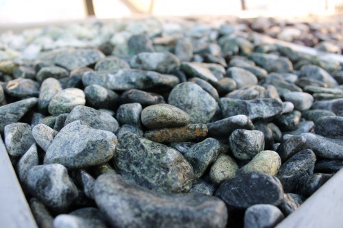  Зеленая галька (щебень галтованный зеленый змеевик) фр. 20-40 мм.  купить  в Москве мрамор зеленый, салатовый оголтованный щебень мраморный 12 500 руб/т   фото 