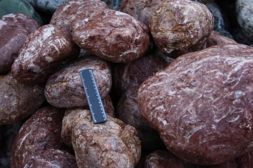  Розовый валунчик фр.100-300 мм.  купить в Москве крупный природный камень розовый, серый молочный красный речной галечник природный 7850 руб/т   фото 