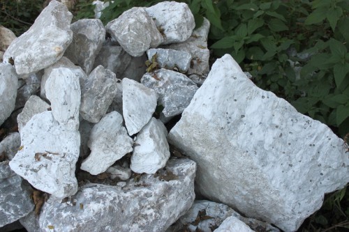  Мраморизированный известняк фр. 100-500 мм.  купить в Москве известняк серый белый темно-серый сероватый валун природного образования окатанный 7 500 руб/т   фото 