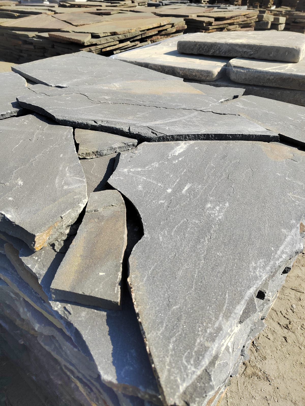 Песчаник пластушка светло-серый (3,0 см)  купить  в Москве песчаник светло-серый, серый песчаник рваный ландшафтный колотый 7 500 руб/м3   фото 