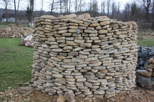 Песчаник для мощения дорожек, площадок, парковок ( фр 5-10 см)  купить  в Москве песчаник  серый желтый коричневый рыжий песчаник оголтованный окатанный 6500 руб/т   фото 