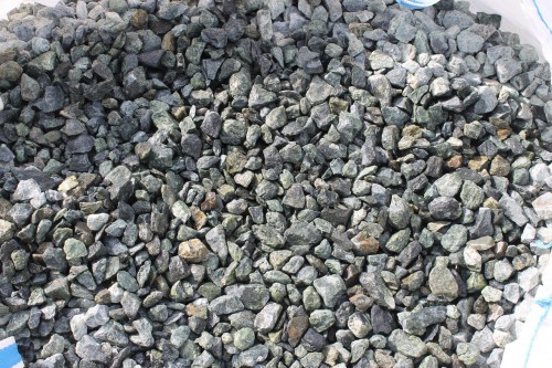  Щебень крошка зеленый (змеевик) фр. 20-40 мм.  купить  в Москве мрамор зеленый, салатовый ландшафтная мраморная крошка 7 200 руб/т   фото 