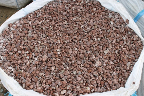  Розовая мраморная галька (щебень галтованный розовый) фр.10-20 мм.  купить  в Москве мрамор розовый, красный ландшафтный декоративный окатанный округлый щебень 13500 руб/т   фото 