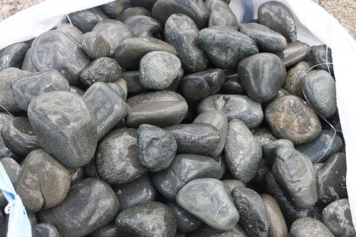 Темно-серый валунчик фр.100-300 мм.  купить в Москве крупный природный камень серый, темно-серый, светло-серый речная галька большого размера окатанная 4500 руб/т   фото 