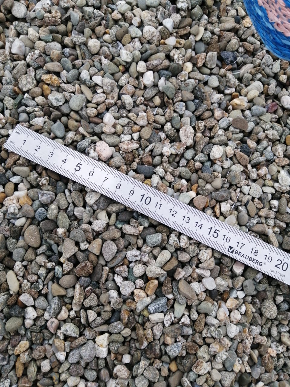  Галька речная окат (серая) фр.3-5 мм купить   в Москве галька речная серая бежевый темно-серый окатанный речной камень округлый 8000 руб/т   фото 