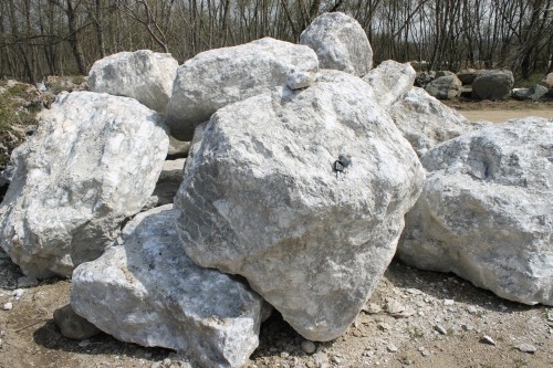 Мраморизированный известняк фр.500-1500 мм.  купить в Москве    7 000 руб/т   фото 