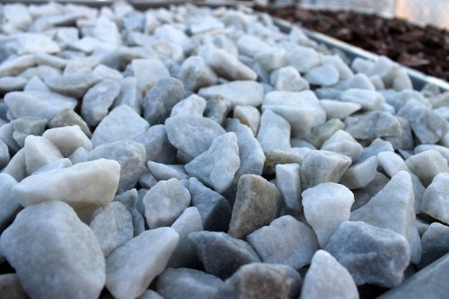  Мраморная крошка, щебень, цвет-белый,  фр. 20-40 мм.  купить  в Москве мрамор белый молочный слоновая кость айвори  мраморная крошка ландшафтная 9500 руб/т   фото 