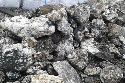  Черный гранит - кварцит фр. 500-1000 мм.  купить в Москве гранит кварцит черный серый белый скальный колотый валун 7000 руб/т   фото 