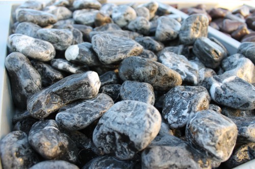  Галька мраморная черная (щебень галтованный черный мрамор) фр. 50-100 мм.  купить  в Москве мрамор черный с белыми прожилками щебень ландшафтный мраморный 9000 руб/т   фото 