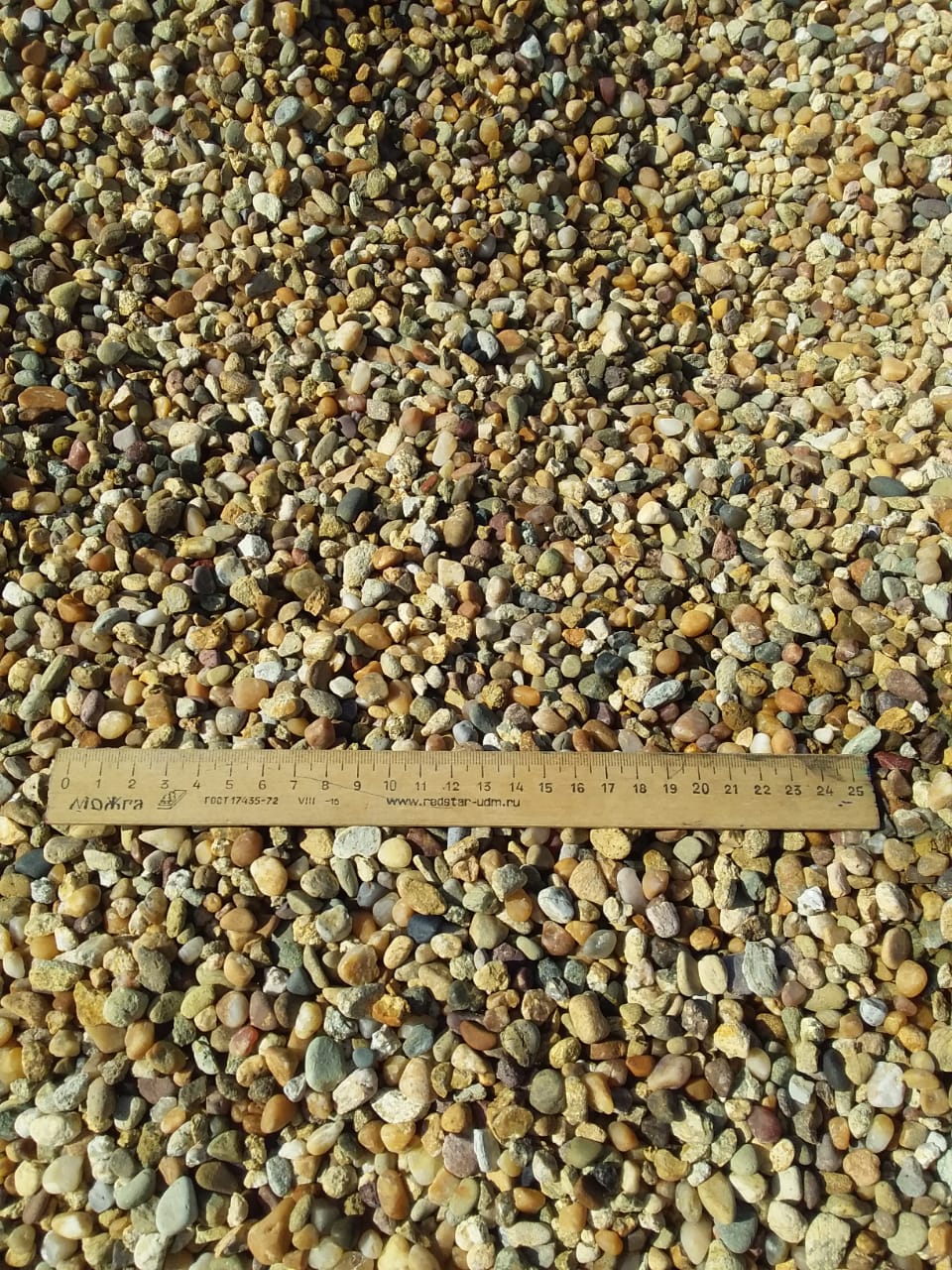  Галька окат (серо-желтая) фр.5-10 мм. купить   в Москве галька речная рыжий, желтый, рыжий, серо-желтый речная окатанная галька декоративная 4000 руб/т   фото 