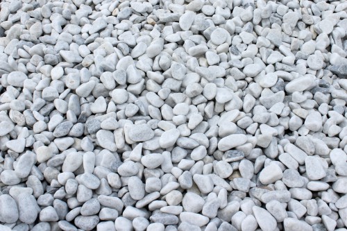 Белая мраморная галька (щебень галтованный белый) фр.10-20 мм.  купить  в Москве мрамор белый, молочный, айвори окатанный округлый декоративный ландшафтный щебень 14500 руб/т   фото 