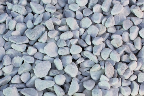 Галька белая мраморная (щебень галтованный белый), фр.20-40 мм.  купить  в Москве мрамор белый бежевый молочный мраморный щебень декоративный 14500 руб/т   фото 