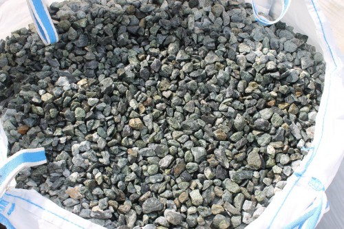  Щебень крошка зеленый (змеевик) фр. 20-40 мм.  купить  в Москве мрамор зеленый, салатовый ландшафтная мраморная крошка 7 200 руб/т   фото 